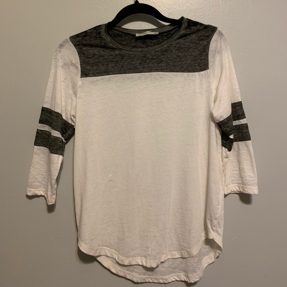 Abercrombie & Fitch white and gray tee